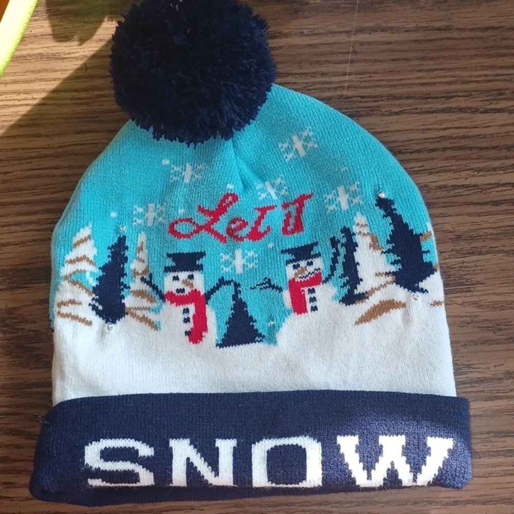 IGLOOS Holiday lighted cuff cap.